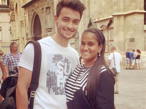 Insta-romance: Arpita Khan vacations with husband Aayush | entertainment | photos | Hindustan Times