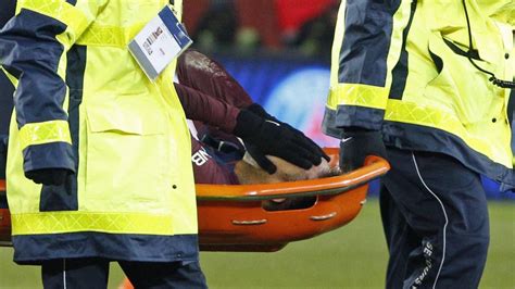 Neymar stretchered off in tears after nasty ankle injury near the end of PSG vs. Marseille ...