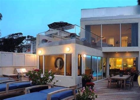 Jim Carrey Lists His Malibu Beach House - Ocean Home magazine