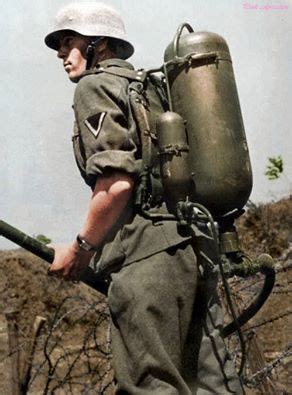 German soldier with a flammenwerfer 35 during the World war 2. | Images militaires, Guerre ...