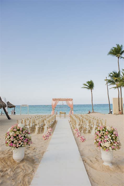 Beach Wedding Venue: 45+ Beautiful Ideas For Wedding At The Beach | Praia romântica, Locais de ...