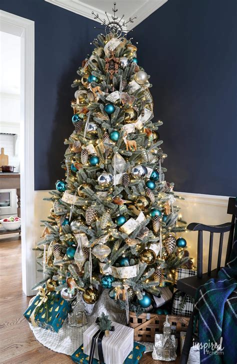 21+ Beautiful and Festive Christmas Tree Decorating Ideas