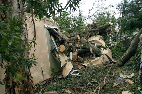 File:Hurricane damage to mobile home in Davie Florida.jpg - Wikipedia, the free encyclopedia