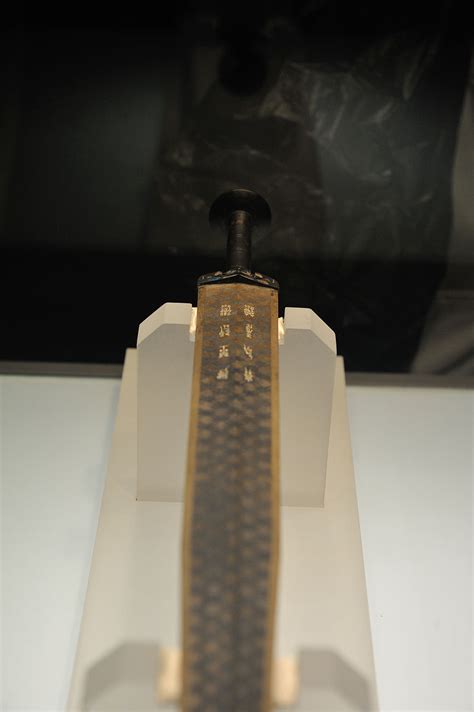 A 2500-years-old sword was discovered in China in untarnished condition ...