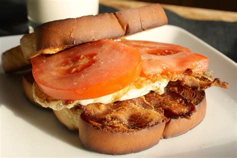 Bacon, Egg, and Tomato Sandwich | The Hungry Hutch