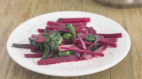 can you eat beetroot leaves raw