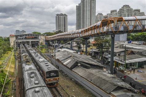 Pembangunan Skywalk Kebayoran Lama | ANTARA Foto