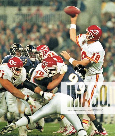 Elvis Grbac (Kansas City Chiefs, re.) gegen Michael McCrary (Baltimore Ravens, 99) - (BAL