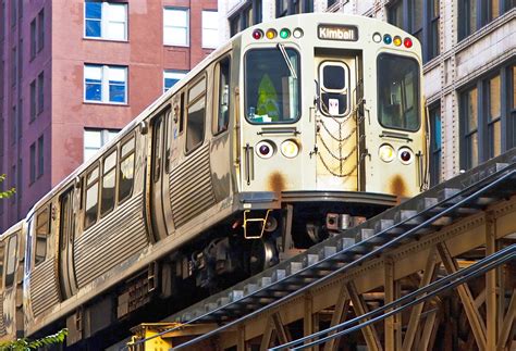 Chicago launches rolling library on city L train | Inhabitat - Green ...