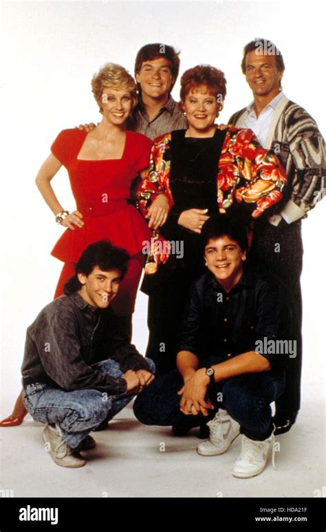 THE HOGAN FAMILY (aka VALERIE'S FAMILY), Sandy Duncan, Jason Bateman, Edie McClurg, Josh Taylor ...