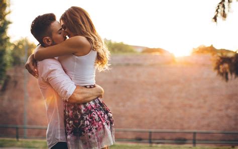 Boy and Girl Couple hug kiss love romantic pic Wallpapers Hd : Wallpapers13.com