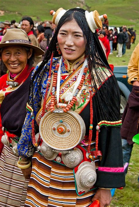 io ⚢ on Twitter in 2021 | Tibetan clothing, Tibet people, Traditional ...