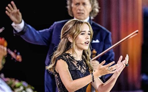 Emma Kok (15) vertolkt Pravi op het Vrijthof naast André Rieu. 'Tijdens het zingen vergeet ik ...