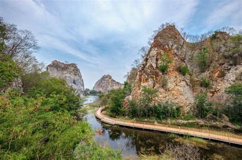 Premium Photo | Natural attractions khao ngu limestone national park, ratchaburi, thailand