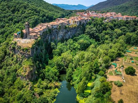 Castellfollit de la Roca: el increíble pueblo de España que se fundó en ...