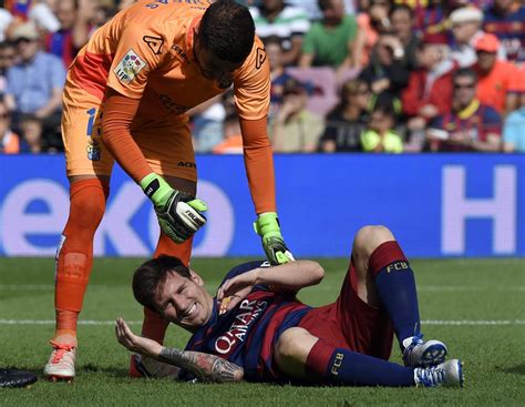 Barcelona star Lionel Messi out for 2 months due to knee injury during Las Palmas | IBTimes UK