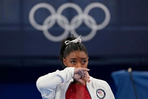 What caused Simone Biles' twisties during Olympics?