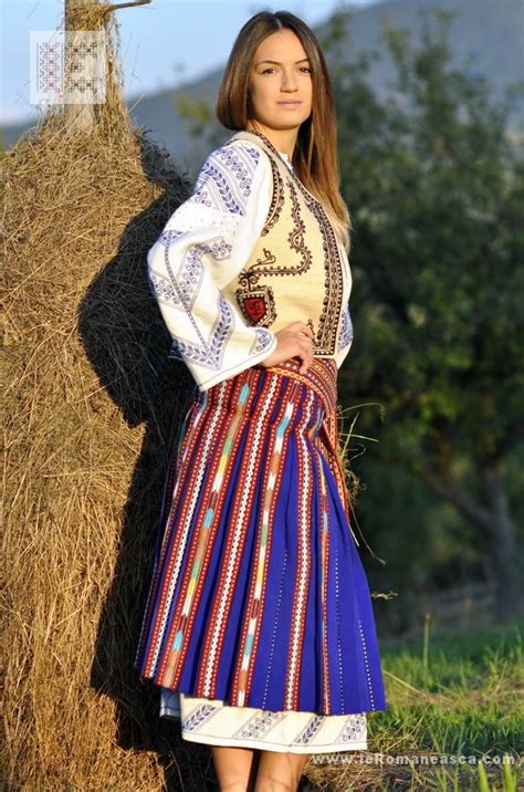 Oltenia costume | Traditional outfits, Folk costume, Popular costumes