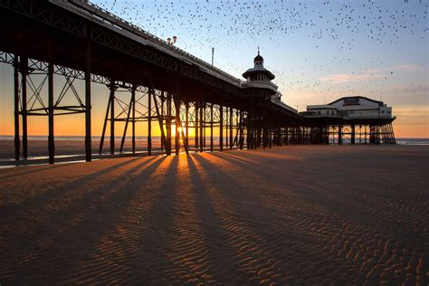 Murmuration of starlings at Blackpool North Pier - Martin Lawrence