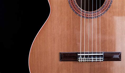 Riff-Mag.com - How to change classical guitar strings?