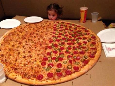 little girl giant pizza - Sep 24 2015 10:32 AM | Fooooooood & drinkkkkk | Big pizza, Pizza ...