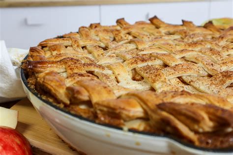 CAST IRON APPLE PIE - Sugaredkneads