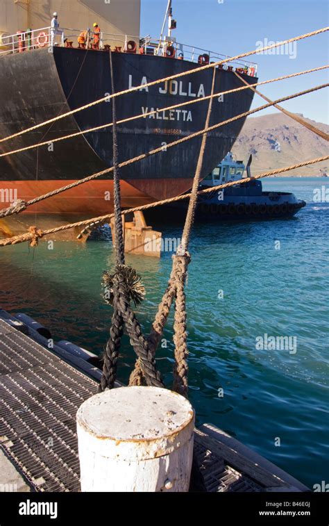 Mooring ropes of ships berthed alongside quay cross each other Stock Photo - Alamy