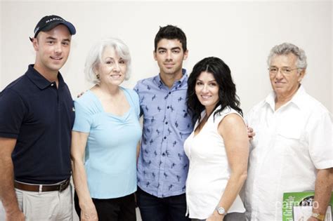 Joe with family - Joe Jonas Photo (15572375) - Fanpop