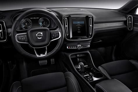 Volvo: 2020 XC40 T5 AWD R-Design Trim