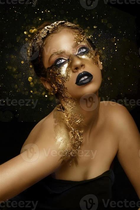 Fashion art Golden skin. Girl Model with Festive Golden Glamor ...