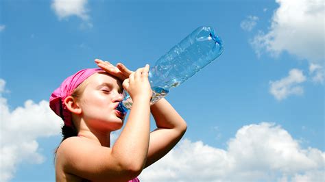 Deshidratación, dolor de cabeza y baja presión: consejos para prevenir golpes de calor – Perfil ...