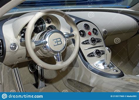 79 ª Feria Internacional De Ginebra Bugatti Veyron Bleu Centenaire Interior Imagen editorial ...