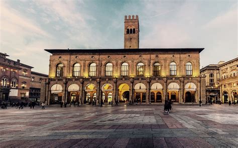 Piazza Maggiore, Bologna, Italy - GoVisity.com