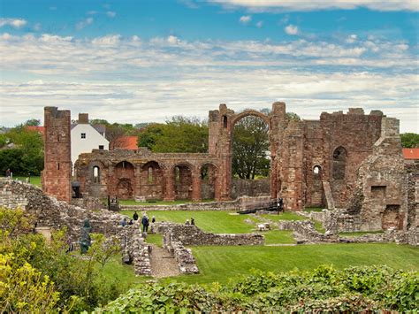 Lindisfarne Priory Ruins © David Dixon cc-by-sa/2.0 :: Geograph Britain and Ireland