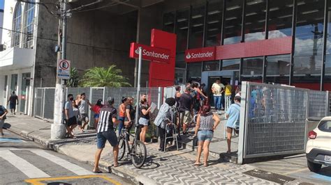 Santander aglomera clientes em São Vicente/SP [SEEB Santos e Região]