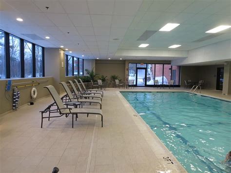 Boston Marriott Burlington Pool Pictures & Reviews - Tripadvisor