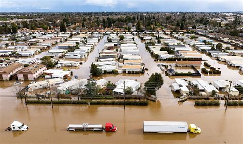 【画像】米カリフォルニアで大規模洪水が続く。17人が死亡