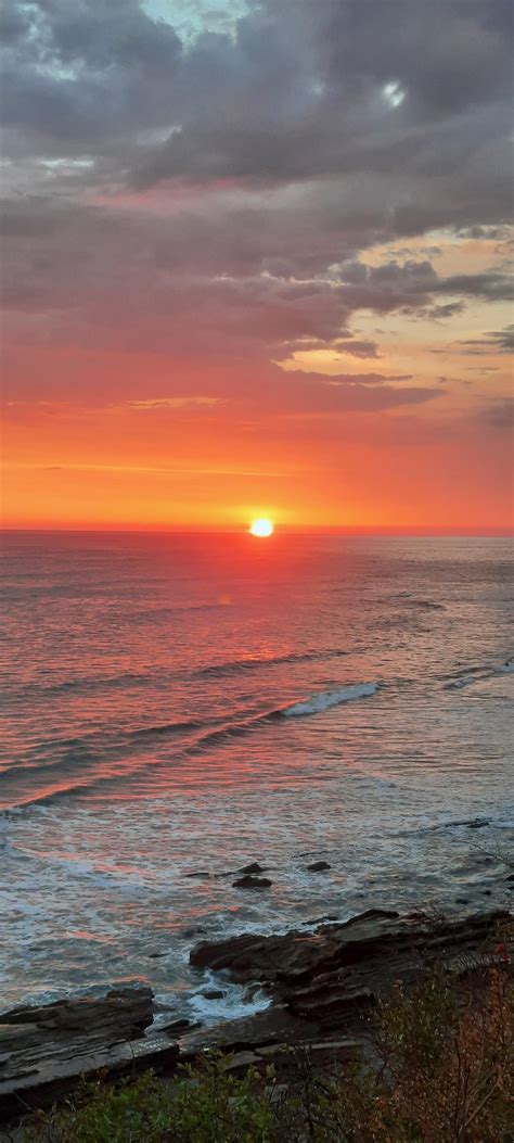 Red sun at the beach, awesome : r/pics