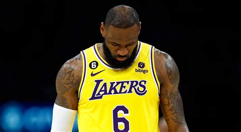 LeBron James looks fed up on Lakers' bench after dropping 46 points in loss | Fox News