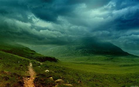 Imagem de Fundo - Paisagem montanhosa com céu nublado | Imagens de Fundo