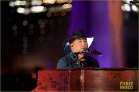 Carrie Underwood & Jason Aldean Deliver Amazing 'If I Didn't Love You' Performance at AMAs 2021 ...