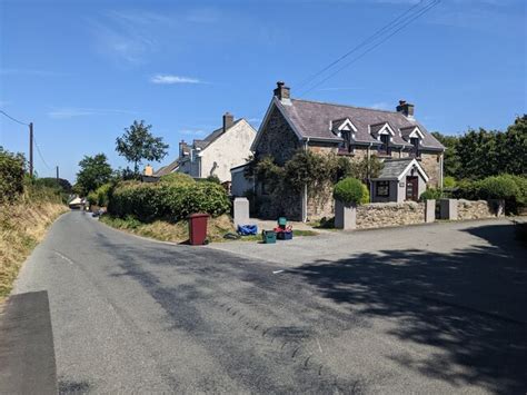 Houses at Newton Mountain © David Medcalf cc-by-sa/2.0 :: Geograph ...