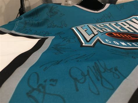 Video: Introducing the amazing NHL jersey signed by 1996 All-Star play ...