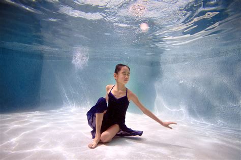 Underwater Photographer - Child & Family Photography