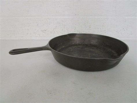 Griswold #9 Cast Iron Skillet - Oberman Auctions