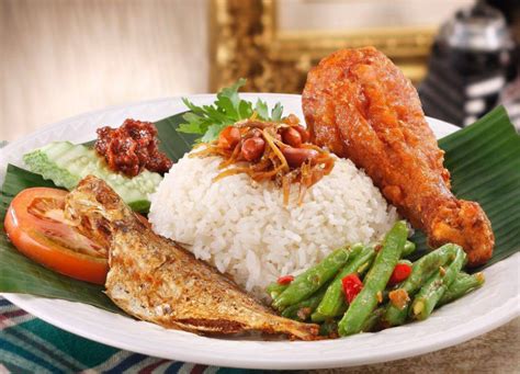 Singapore Supper Guide: 6 Places You Can Eat Nasi Lemak At After 2am