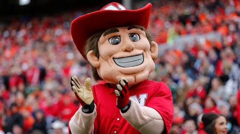 University of Nebraska updates Herbie Husker mascot to change hand ...