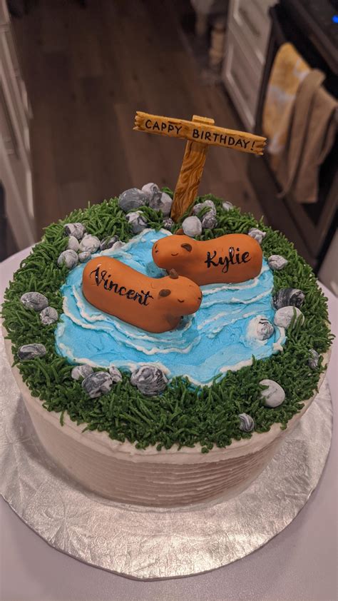 A really cute capybara cake was posted in r/cakedecorating : r/capybara