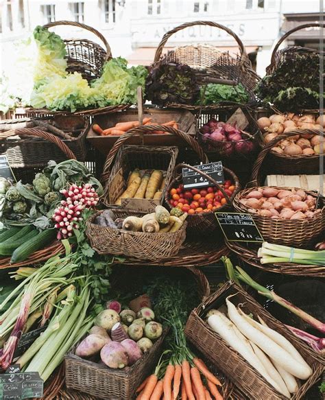 Pin by Valeria on Aesthetic | Farmers market, Local farmers market, Farmers market display