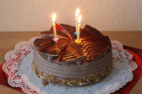 Birthday cake - Wikipedia